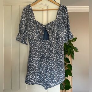 ALTAR’D STATE Woman’s Dusty Blue & White Floral Romper Sq Back Keyhole Front M